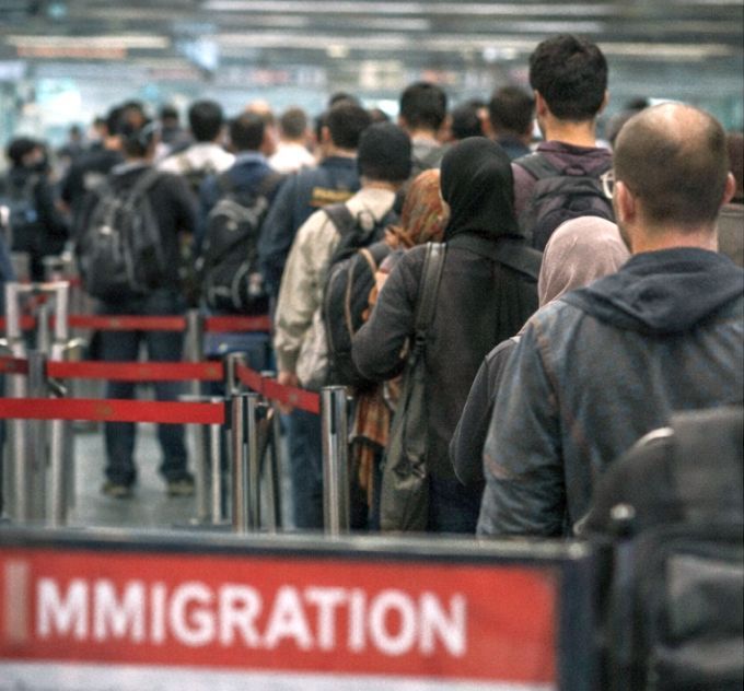 Pemeriksaan Imigresen penting bagi mengetahui status individu yang memasuki negara. -Gambar hiasan AI