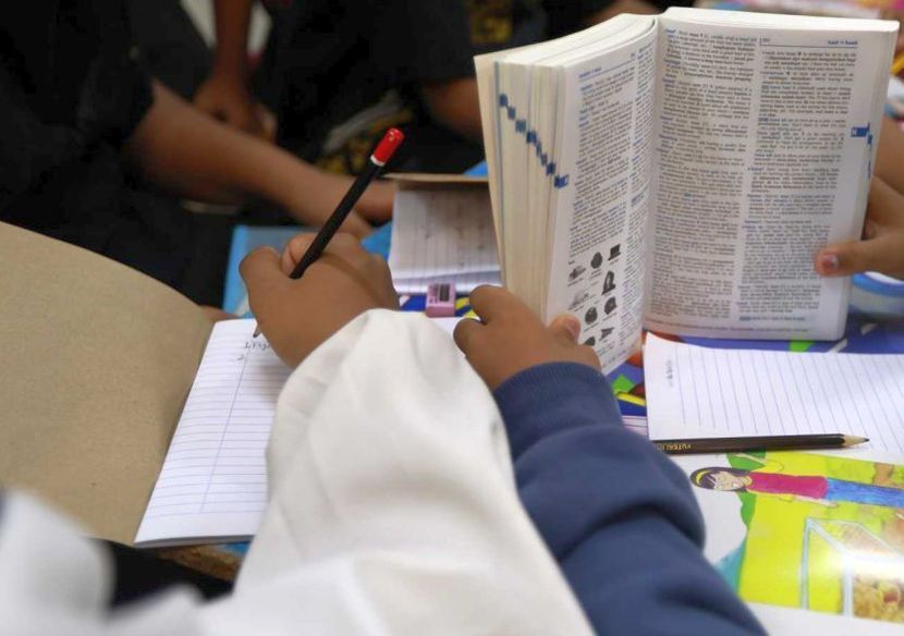 Pendidikan anak-anak menjadi keutamaan ibu bapa. -Gambar hiasan 