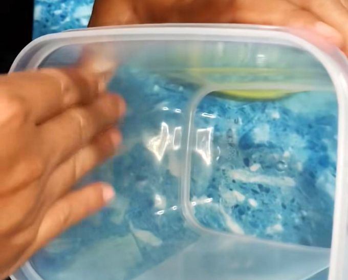 Lumurkan bahagian atas bekas dengan minyak masak.