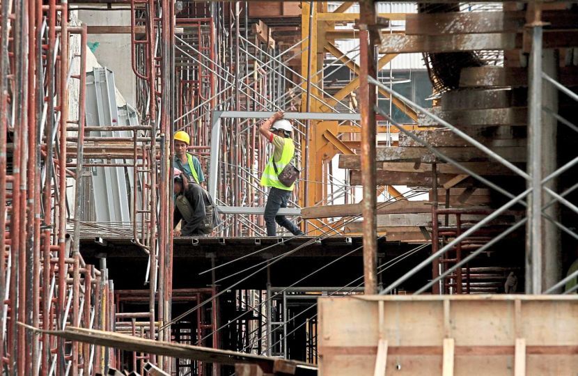 Pembinaan berskala besar adalah mengikut gred lesen syarikat. -Gambar hiasan