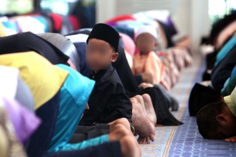Sebahagian ibu bapa membawa anak ke masjid untuk belajar berjemaah. -Gambar hiasan