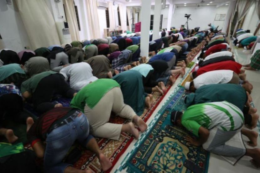 Solat adalah kewajipan buat umat Islam. -Gambar hiasan AI