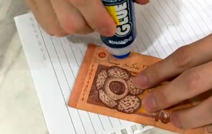 Letakkan gam pada bahagian koyak terlebih dahulu.