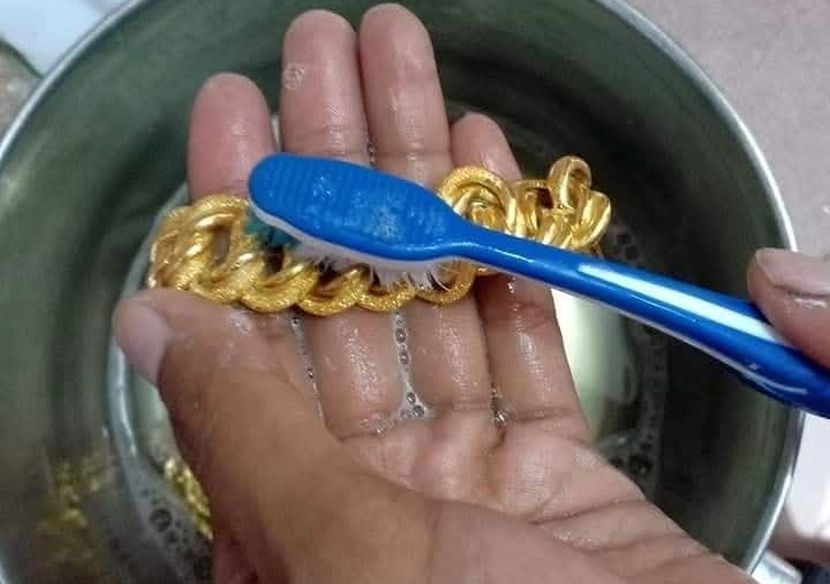 Memberus dapat menghilangkan kesan kotoran degil. -Foto Facebook Bunga Yanie