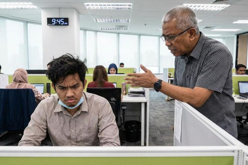 Pekerja dan pihak atasan perlu profesional ketika bekerja. -Gambar hiasan AI
