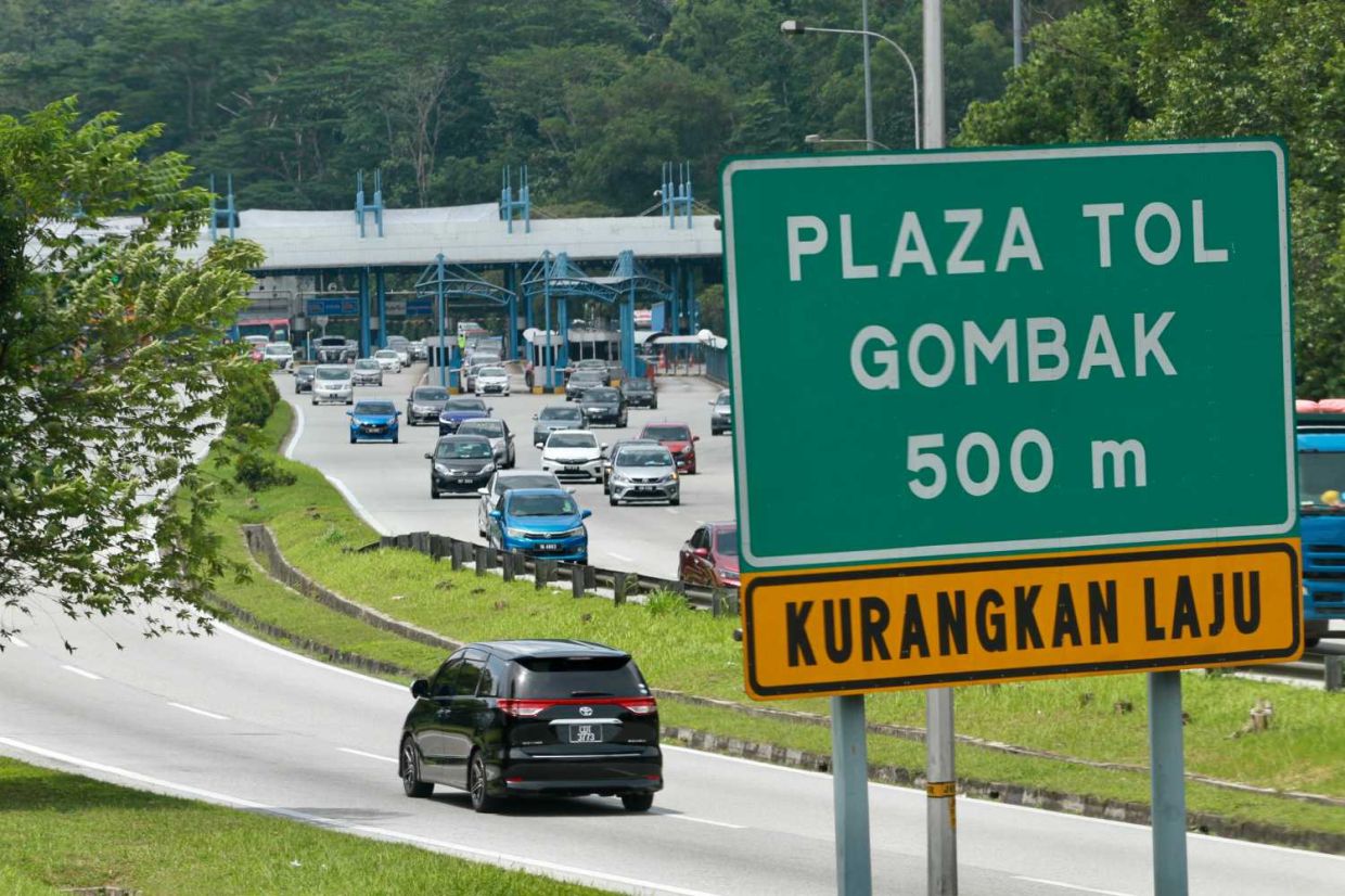 Cars back from East Cost situation at Gombak Toll. — LOW LAY PHON/The Star