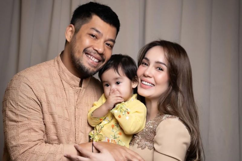 Kamal dan Uqasha (kanan) bercerai pada