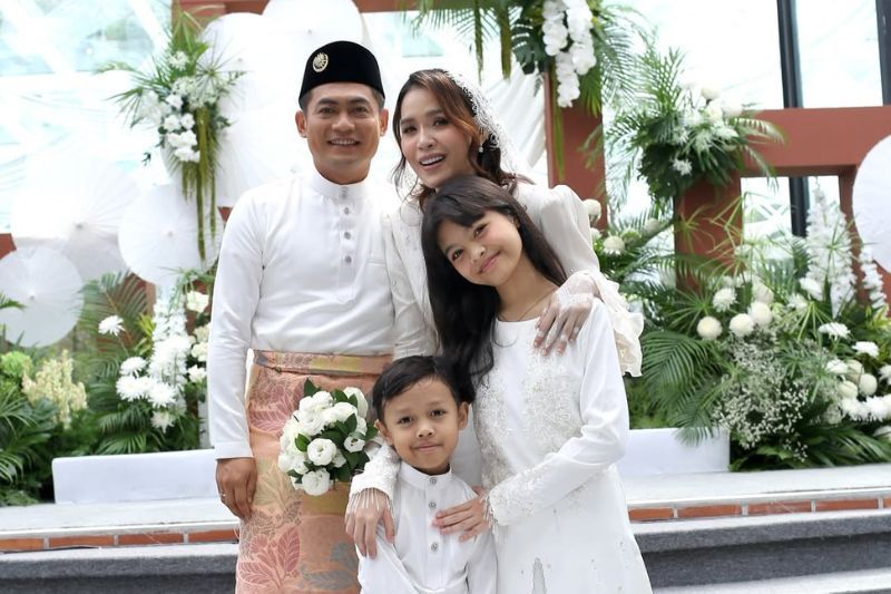 Lily (kanan) bersama anak-anaknya.