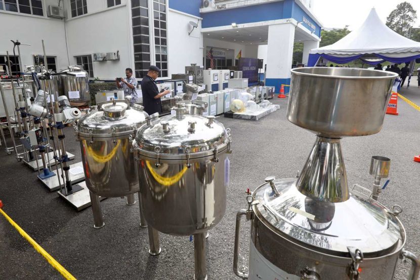 Peralatan yang digunakan untuk menghasilkan dadah dirampas dalam serbuan di Kajang, Selangor pada 26 Disember tahun lalu.