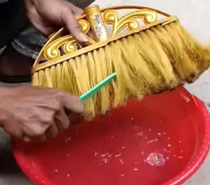 Sikat penyapu plastik PVC supaya tiada kotoran yang melekat.