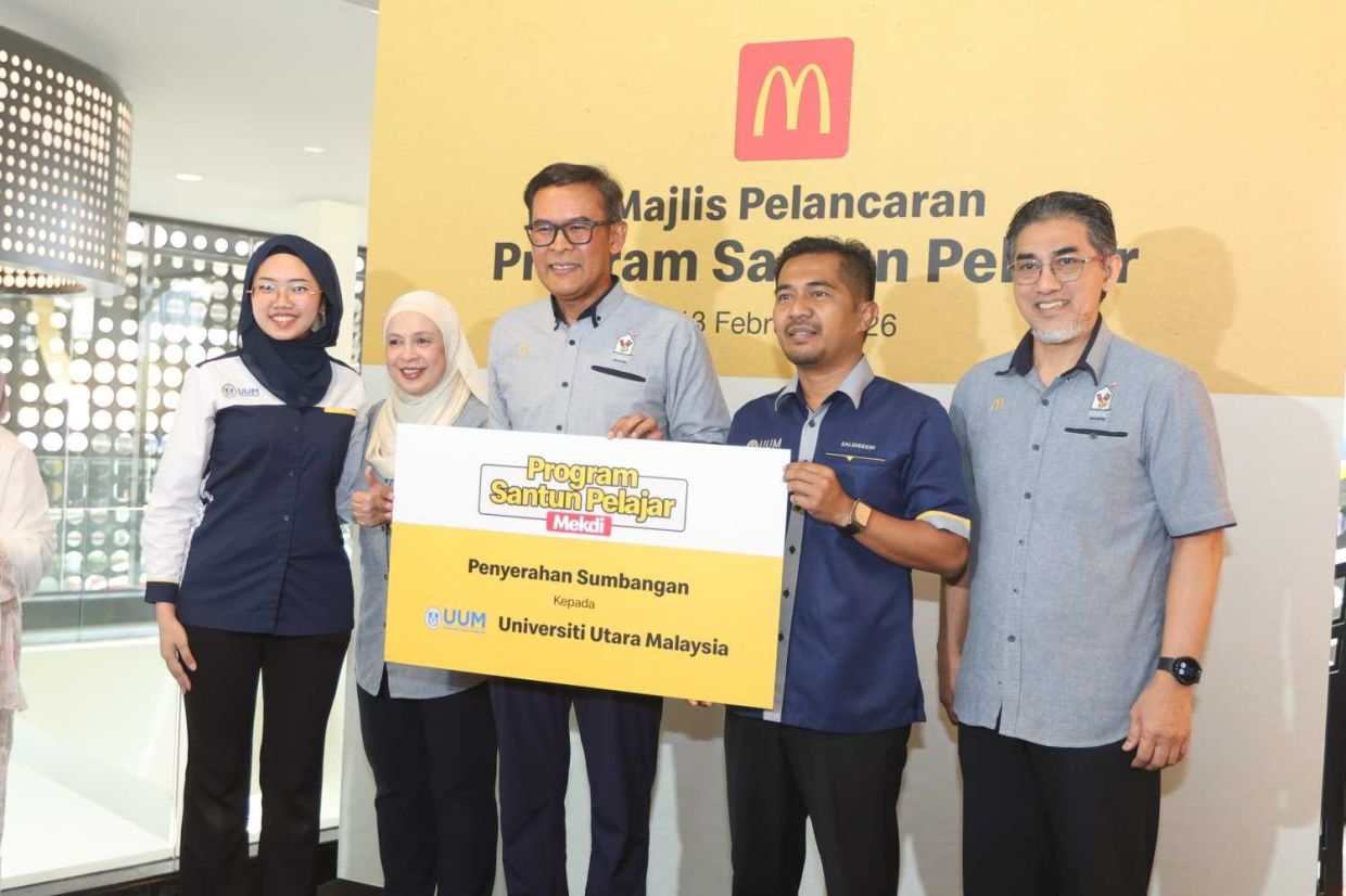 Eilliyah Fong (kiri) dari UUM mengakui usaha McDonald's secara tidak langsung memberi kesan baik kepada ekonomi mahasiswa. -Foto LOW BOON TAT