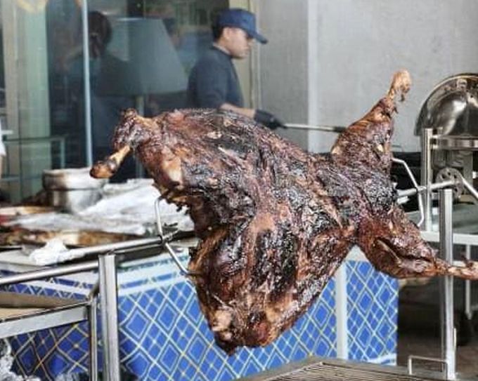 Kambing bakar merupakan hidangan ikonik di bufet Park Avenue.