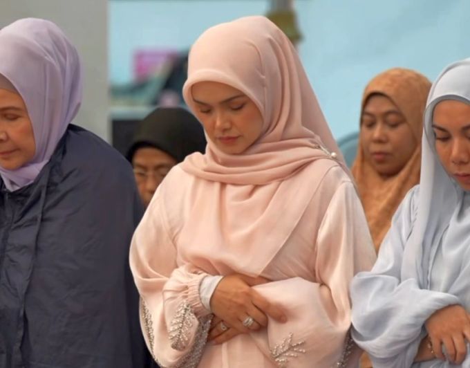 Pergelangan tangan dan bahagian bawah dagu bukanlah aurat berdasarkan pandangan beberapa ulama.