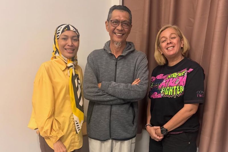 Didie (kanan) bersama Amyza (kiri) sebelum ini menyantuni Shamsul Ghau-Ghau di hospital.