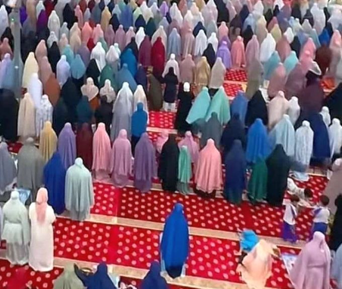 Pertikaian tentang siapa yang perlu mengisi kekosongan menyebabkan saf menjadi lompong.