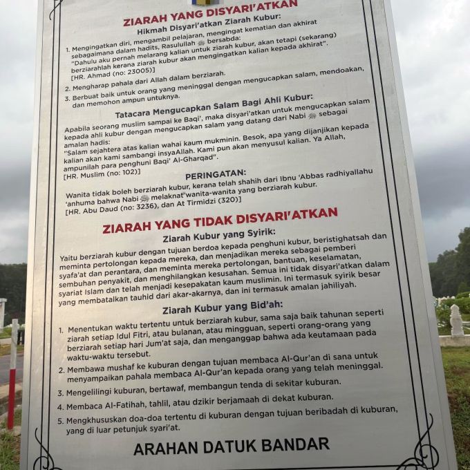 Papan tanda yang diletakkan di sebuah kawasan kubur memberi peringatan kepada golongan wanita.