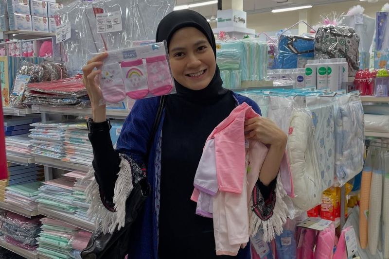 Fara terpaksa menanggung sendiri perbelanjaan anaknya.