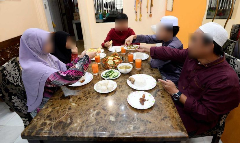 Zamzarina Md. Judyasr,46, with Husband Zolpairi Ismail,48,and family'Buka puasa' at home in Taman Puncak Jalil.AZHAR MAHFOF/TheStar (23 /0/4/2020)