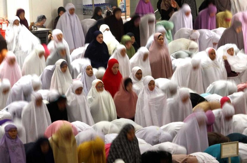 Muslims peform a terawih prayer at Sultan Mizan Zainal Abidin mosque in Putrajaya as tomorrow is a first day of Ramadhan. MOHD SAHAR MISNI/The Star