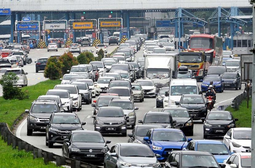 Vechicles arriving form east coast and vechiles leaving Kuala Lumpur are seen Tol Gombak. (11/9/2022). —AZHAR MAHFOF/The Star