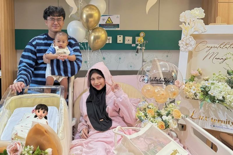 Syasya (kanan) teruja menyambut Aidilfitri bersama suami dan anak-anak.