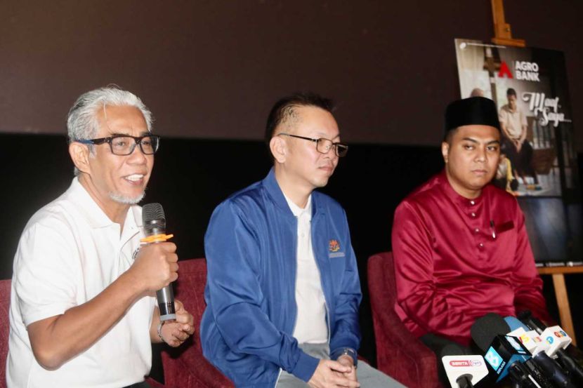 Tengku Ahmad Badli (kiri) memaklumkan video raya tahun ini membawa mesej sosial yang lebih mendalam. -Foto LOW LAY PHON/SMG