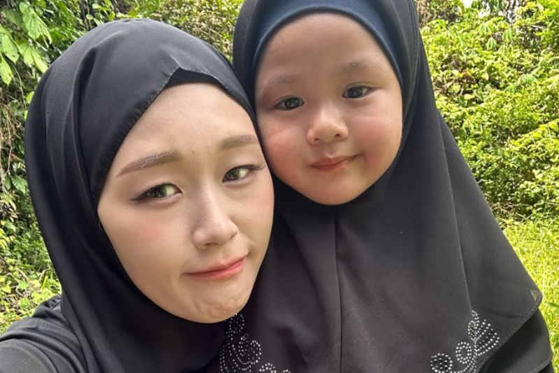 Maryam (kiri) bersyukur dengan kehadiran Rina sebagai cahaya mata.