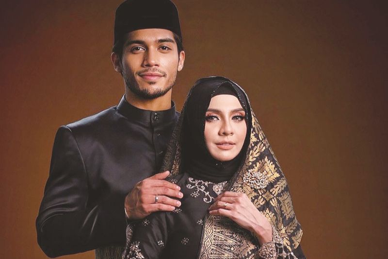 Yusuf (kiri) dan Zizi lebih selesa memilih warna sendiri untuk baju raya mereka.
