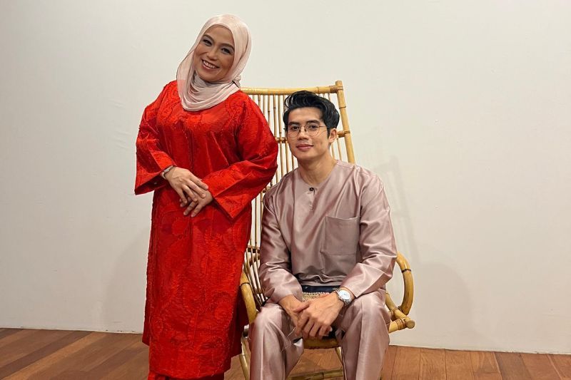 Buat pertama kali Zoey (kanan) menulis lirik lagu.