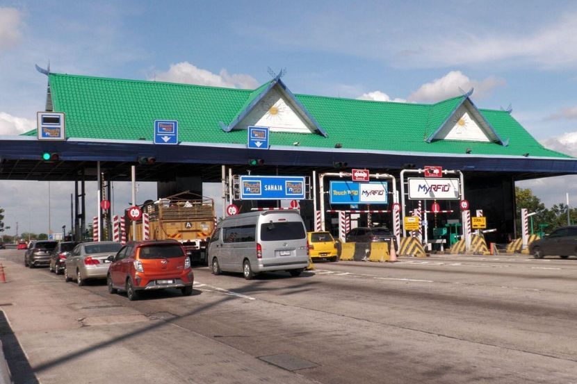 Kamera berteknologi tinggi akan mengesan nombor pendaftaran kenderaan secara automatik sebelum bayaran tol ditolak melalui aplikasi JustGO.