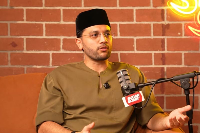 Haris membuat perkongsian dalam program audio siar.
