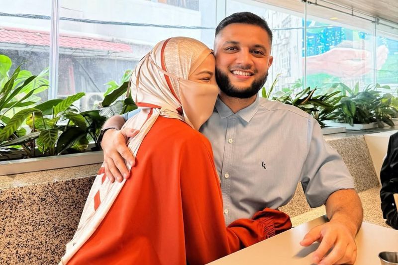 Haris (kanan) tidak pernah melepaskan tanggungjawab dalam menegur adik ipar.