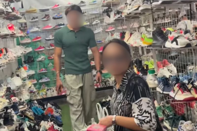 Pasangan ini didakwa 'kantoi' keluar berdua .