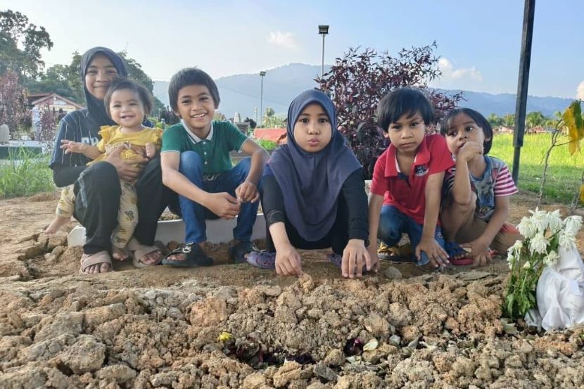 Enam cahaya mata Syahzuddin menziarahi pusara ibu mereka.