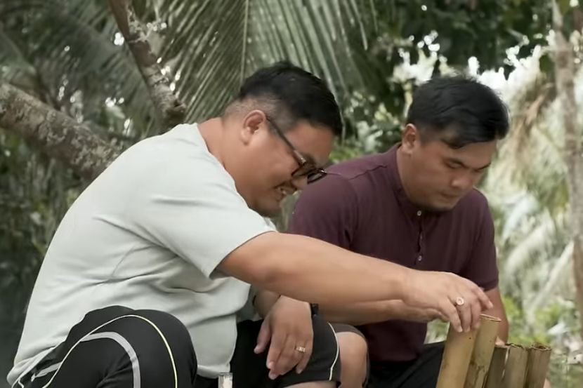 Tradisi membakar lemang diamalkan keluarga Abang Gan sejak dia masih kecil. 