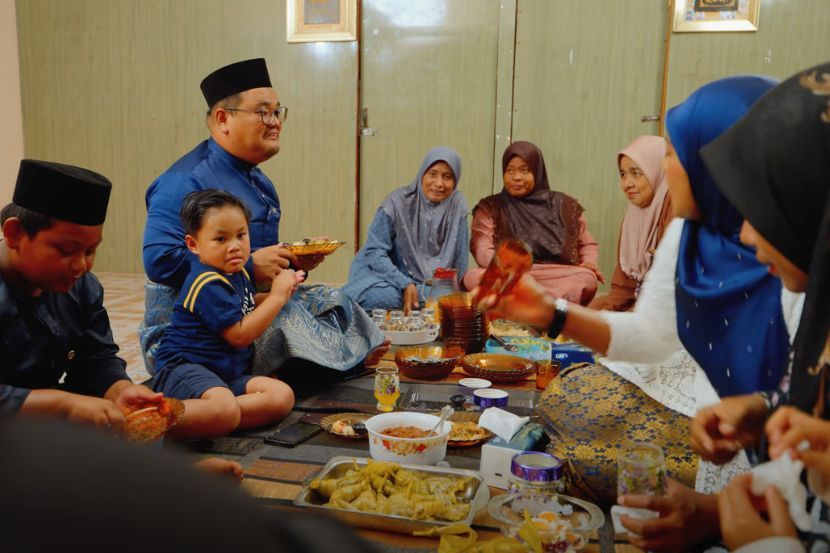 Abang Gan ketika menyambut Aidilfitri bersama keluarga mentuanya di Kedah.
