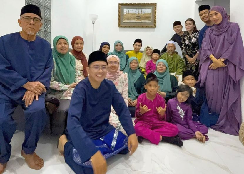 Safwan (duduk belakang, tengah) bersama seluruh ahli keluarganya pada lebaran 2025.