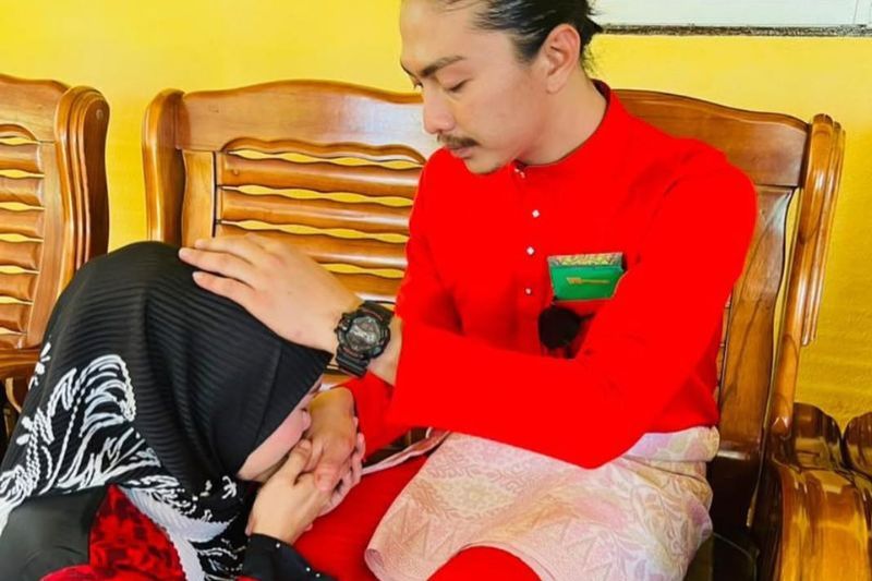 Azmirul (kanan) dan Liza berkahwin pada 2021.