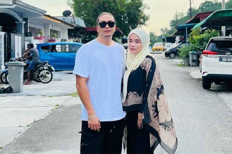 Liza (kanan) tidak menyangka Azmirul sudah lama berlaku curang dengan wanita lain.