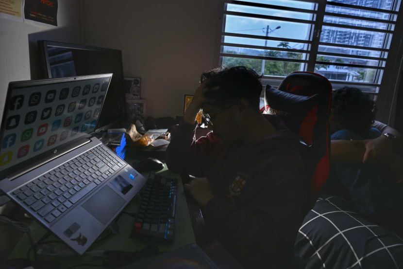 Penggunaan gajet di awal usia menyebabkan kanak-kanak terdedah pada kegiatan tidak bermoral. -Gambar hiasan