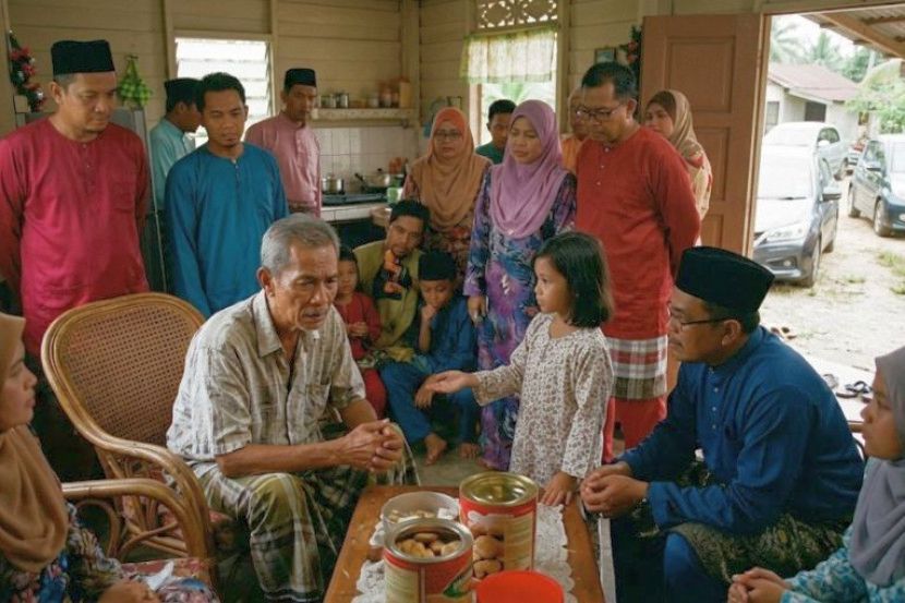 Ziarah menziarahi sudah menjadi tradisi setiap kali tibanya Syawal. -Gambar hiasan AI