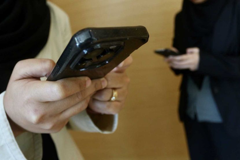 People using social media applications through mobile phone. Story on avoid social media scam. — FAIHAN GHANI/The Star