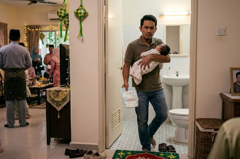 Suami juga bertangunggjawab dalam menguruskan anak-anak. -Gambar hiasan AI