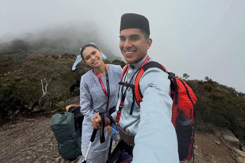 Syed Saddiq (kanan) melamar Bella di Gunung Kinabalu, Sabah.