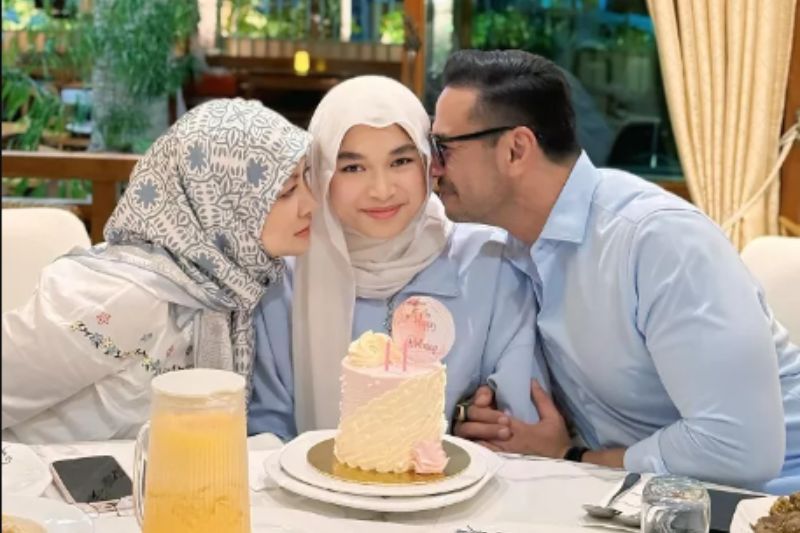 Danisha merupakan anak bongsu Abby (kiri) dan Norman (kanan).