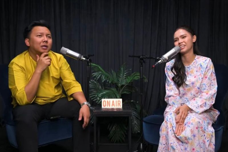 Bella (kanan) berkongsi cerita menerusi program audio siar Era FM.