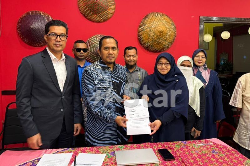 Roslan (tiga dari kiri) dan Saidah memfailkan saman terhadap Rita.