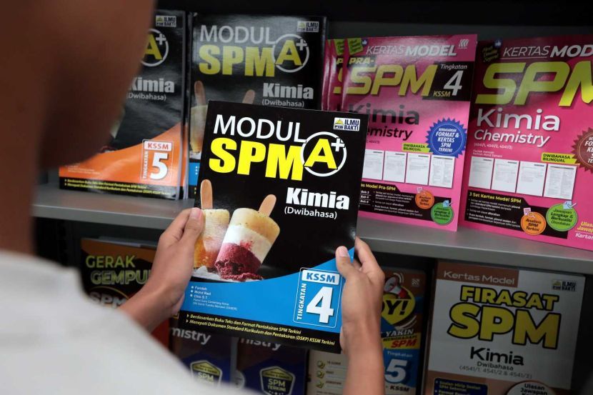Muhammas Zahazan, 16 (0183180172) looking at some Dual Language Programme (DLP) book in local bookstore. — YAP CHEE HONG/The Star