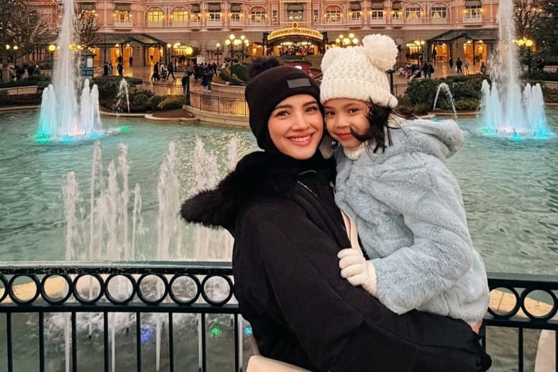 Fazura (kiri) tidak sanggup lihat anaknya menerima layanan kurang baik.