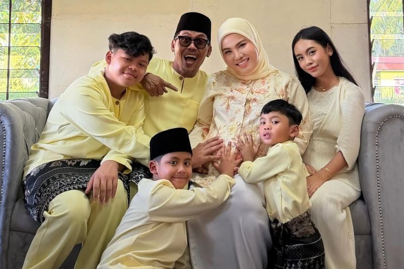 Shuib (dua dari kiri) sekeluarga teruja menyambut kehadiran Akira Juwita Zahra. 